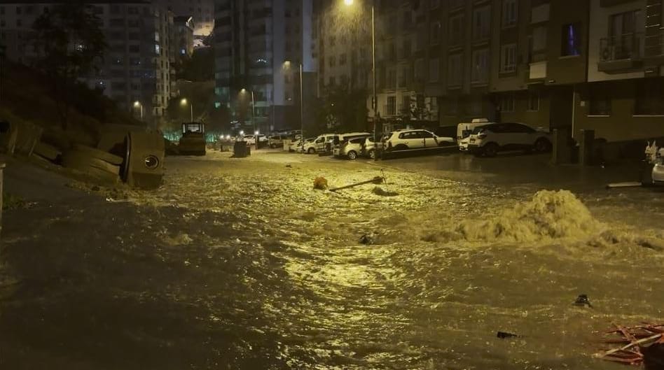 Ankara’da Sağanak Yağış Evleri Su Altında Bıraktı Ankara'da gece yarısı bastıran sağanak yağış Keçiören'de hayatı felç etti: