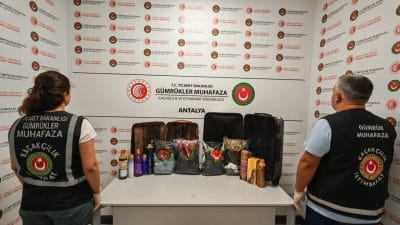 Antalya Havalimanı’nda Gümrük Muhafaza ekiplerince düzenlenen operasyonda, kıyafetlere emdirilmiş ve