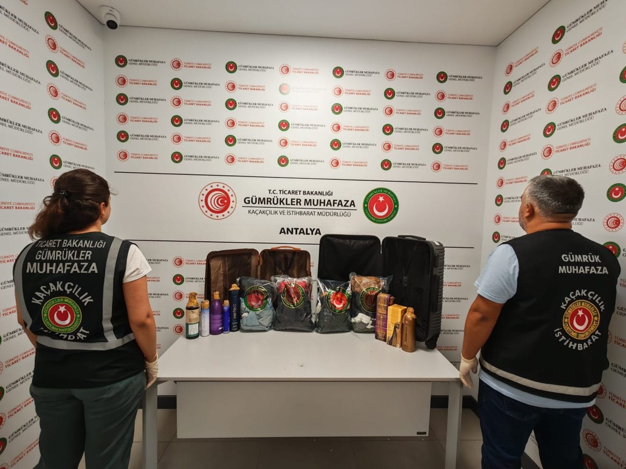 Antalya Havalimanı’nda Gümrük Muhafaza ekiplerince düzenlenen operasyonda, kıyafetlere emdirilmiş ve