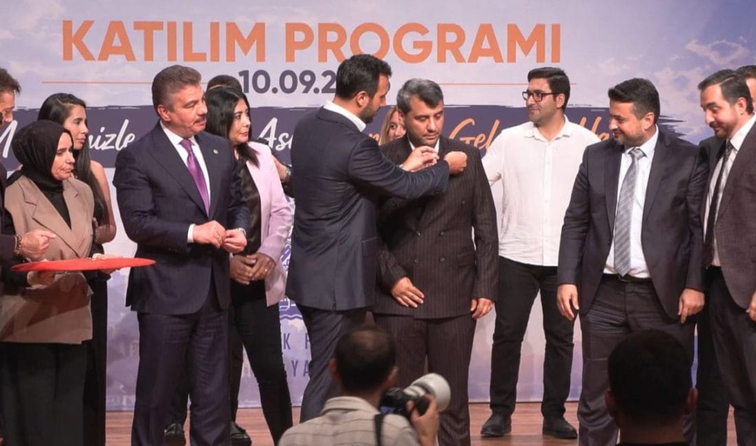Bahçelievler’de CHP’den AK Parti’ye Sürpriz Katılım: Çoğunluk Cumhur İttifakı’na Geçti Bahçelievler Belediye Meclisi'nde CHP'li 3 üyenin AK Parti'ye katılmasıyla meclis