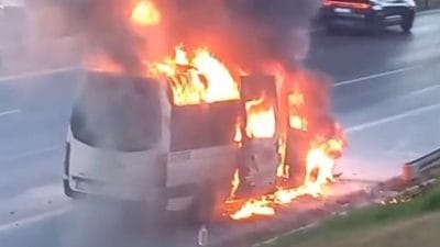 TEM-Metris Bağlantı Yolu'nda motor kısmından alevler yükselen servis minibüsü dakikalar