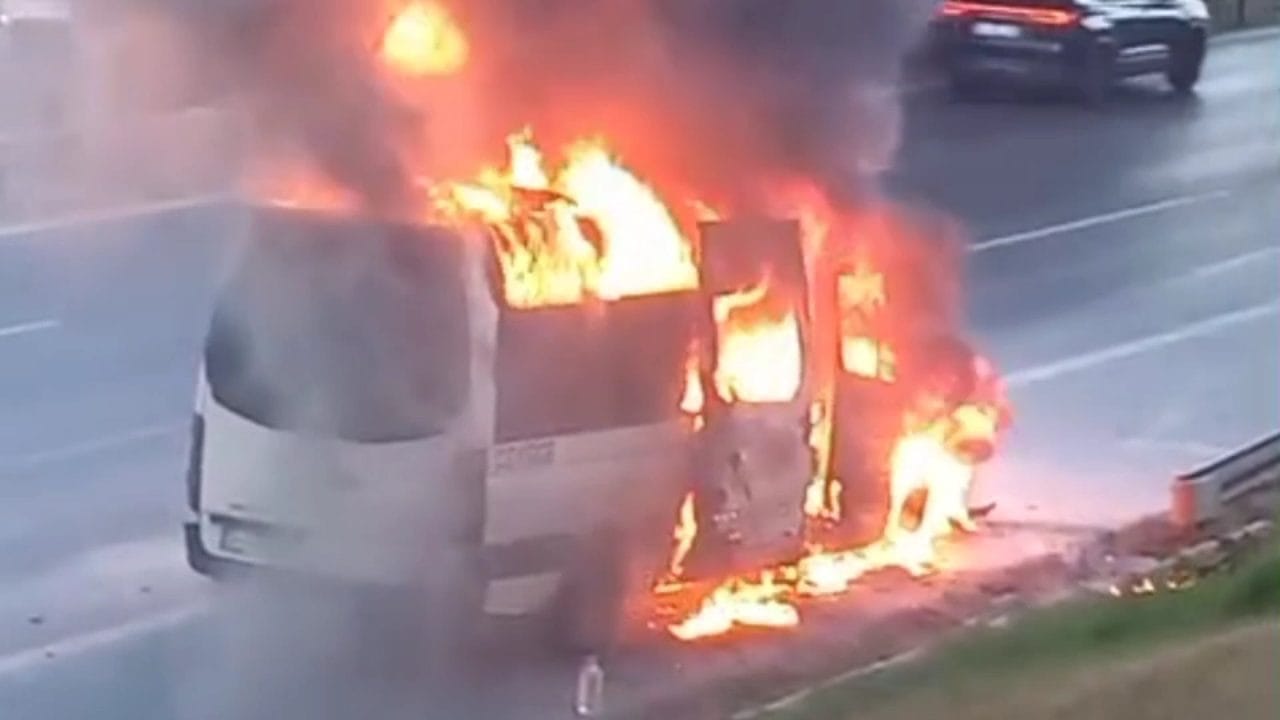 TEM-Metris Bağlantı Yolu'nda motor kısmından alevler yükselen servis minibüsü dakikalar