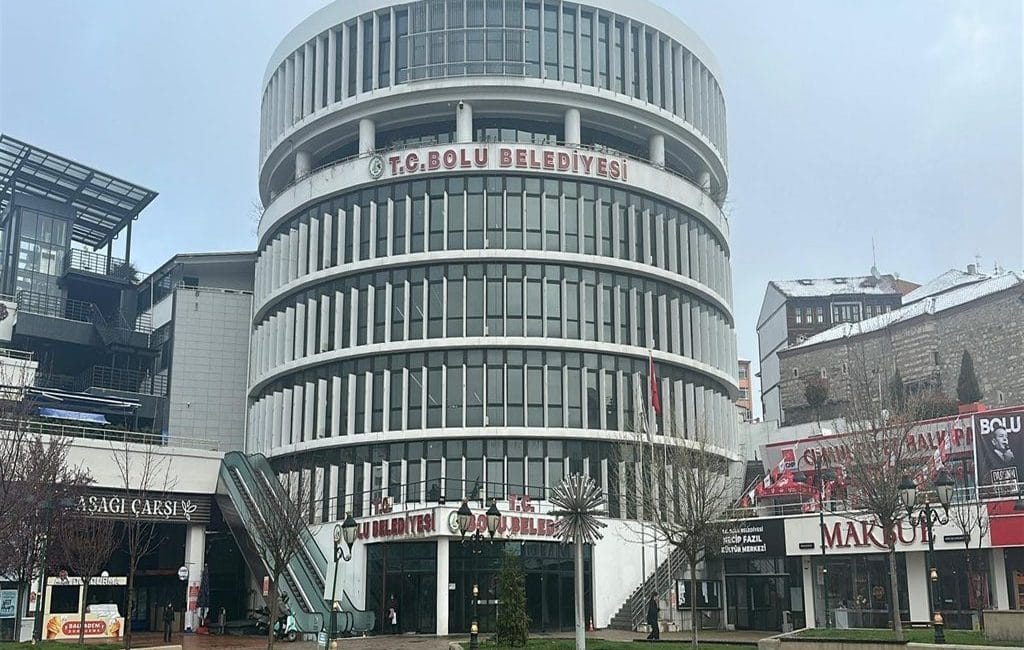 Bolu Belediyesi Kooperatifine Zimmet Operasyonu Bolu Belediyesi bünyesindeki Köroğlu Yöresel Ürünler Kooperatifi'ne 'zimmet' iddiasıyla şok