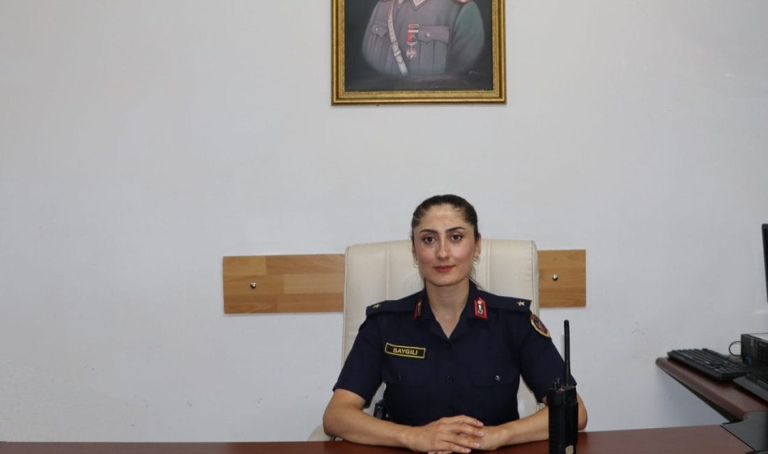Bolu’da Bir İlk: Jandarma Teğmen Nevin Saygılı Abant Karakol Komutanı Oldu Dört mevsim ziyaretçi akınına uğrayan Abant Gölü Milli Parkı’nda komuta