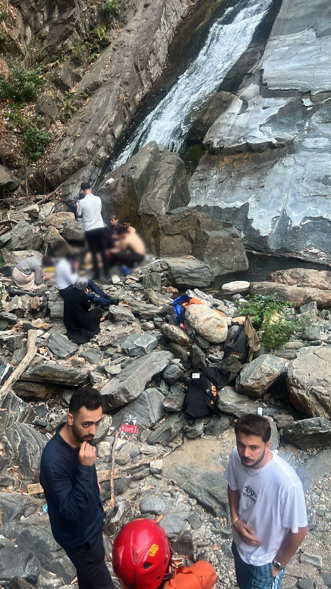 Bursa'nın Kestel ilçesindeki Küreklidere Şelalesi yakınlarında yürürken 70 metrelik uçuruma