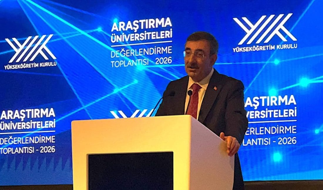 Cevdet Yılmaz Müjdeyi Verdi: Başarılı Uluslararası Öğrenciler Araştırma Görevlisi Olacak Cumhurbaşkanı Yardımcısı Cevdet Yılmaz, ODTÜ’de düzenlenen YÖK Araştırma Üniversiteleri Değerlendirme