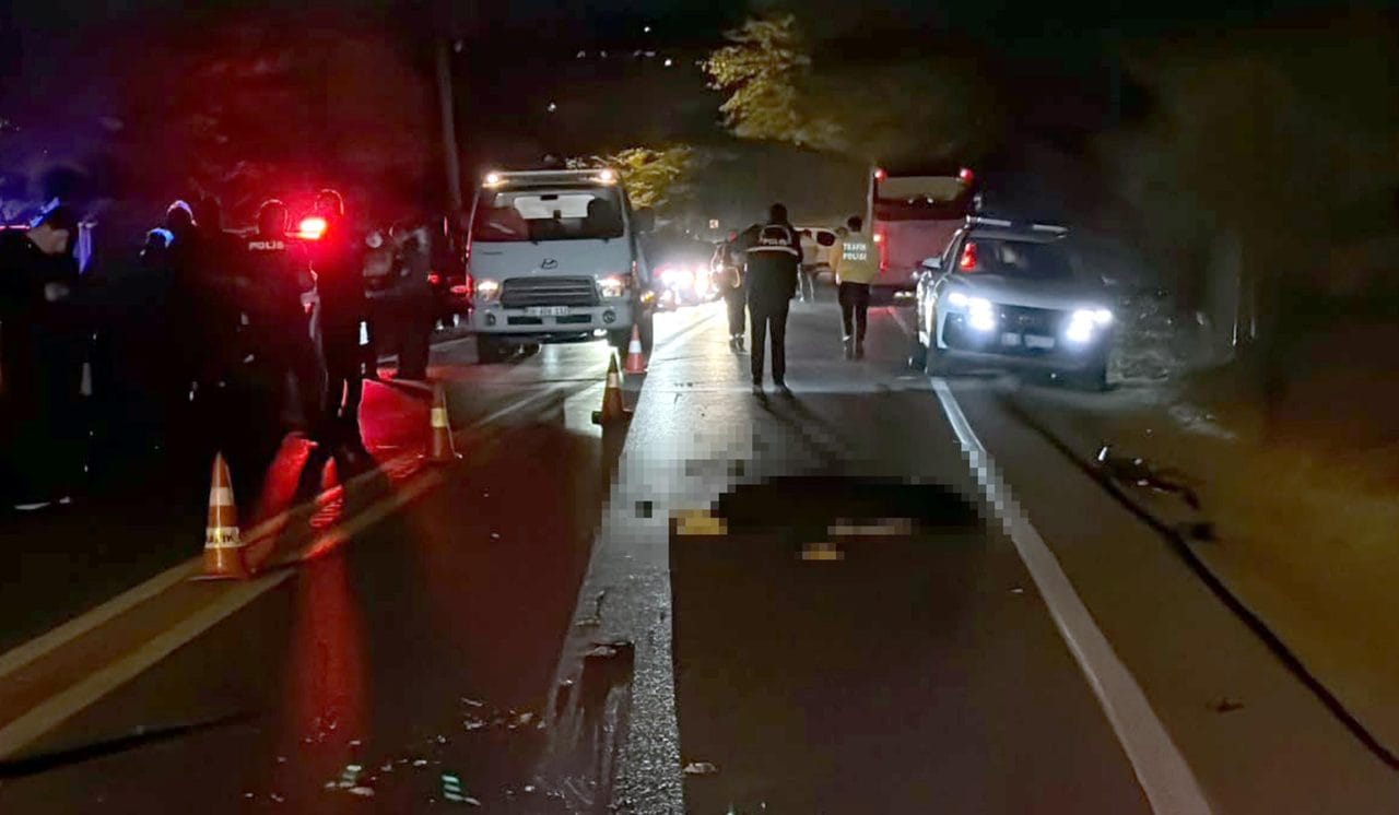 Tekirdağ'ın Çorlu ilçesinde kontrolden çıkan motosikletin devrilerek karşı şeride savrulması