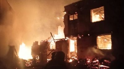 Çorum'un Bayat ilçesinde rüzgarın etkisiyle büyüyen yangında 3 ev ve