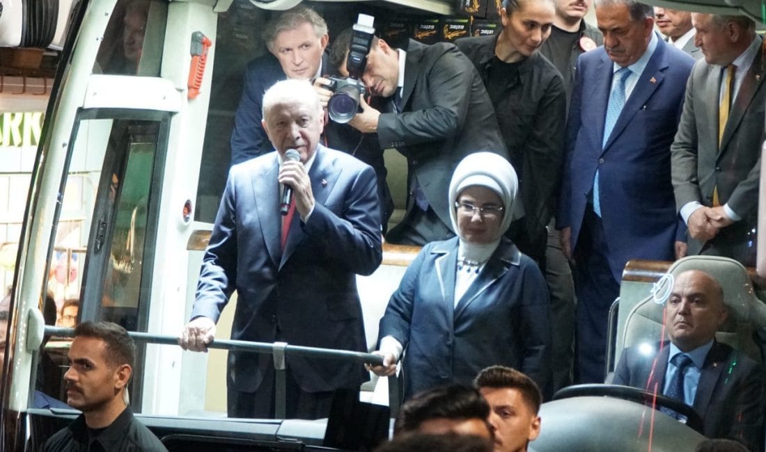 Cumhurbaşkanı Erdoğan, Rize’de Hemşerilerine Seslendi Cumhurbaşkanı Recep Tayyip Erdoğan, memleketi Rize'nin Güneysu ilçesinde kendisini karşılayan