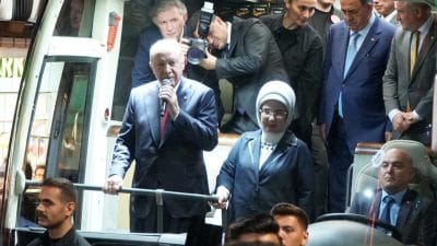 Cumhurbaşkanı Recep Tayyip Erdoğan, memleketi Rize'nin Güneysu ilçesinde kendisini karşılayan