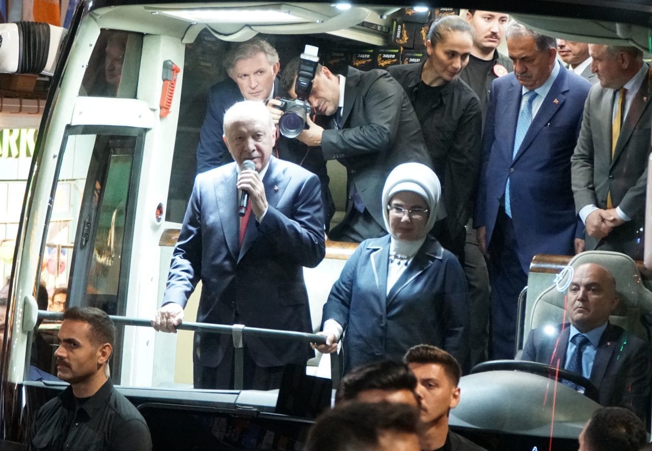 Cumhurbaşkanı Recep Tayyip Erdoğan, memleketi Rize'nin Güneysu ilçesinde kendisini karşılayan