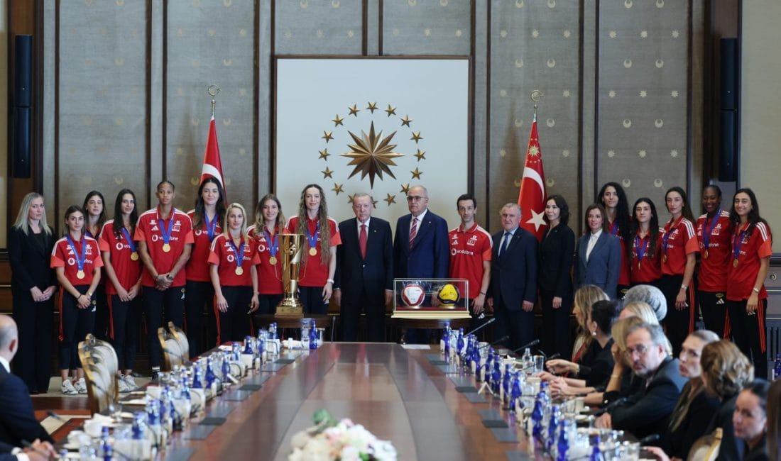 Cumhurbaşkanı Recep Tayyip Erdoğan, 2026 CEV Avrupa Şampiyonu olan A