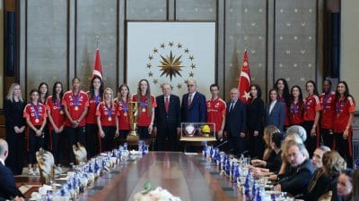 Cumhurbaşkanı Erdoğan Şampiyon Filenin Sultanları’nı Külliye’de Kabul Etti Cumhurbaşkanı Recep Tayyip Erdoğan, 2026 CEV Avrupa Şampiyonu olan A