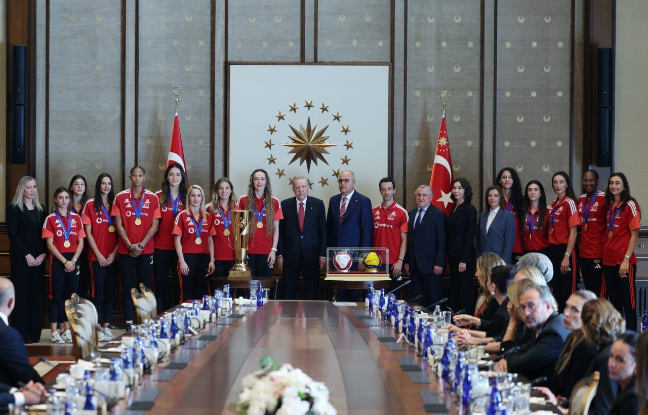Cumhurbaşkanı Recep Tayyip Erdoğan, 2026 CEV Avrupa Şampiyonu olan A