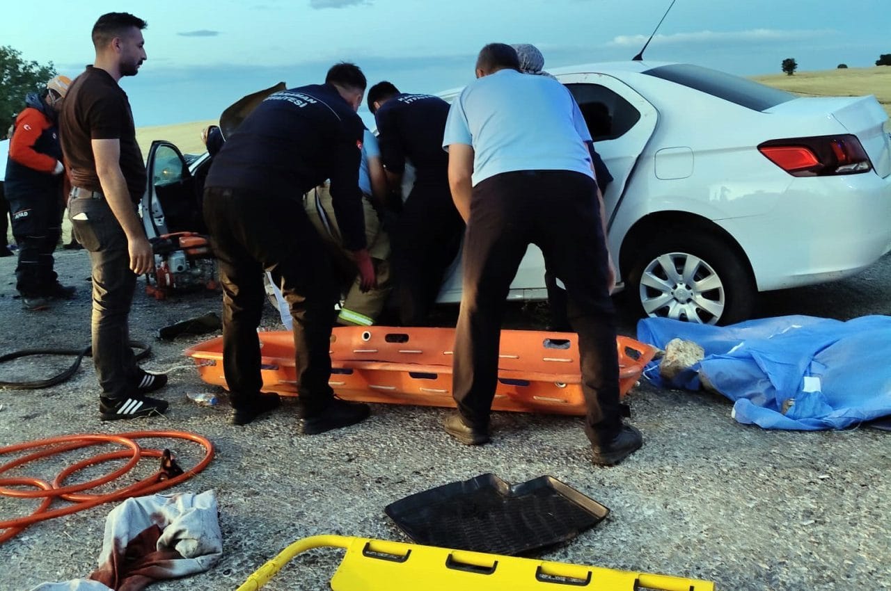 Karaman'da düğün konvoyunda feci kaza: Kafa kafaya çarpışan araçlarda 2