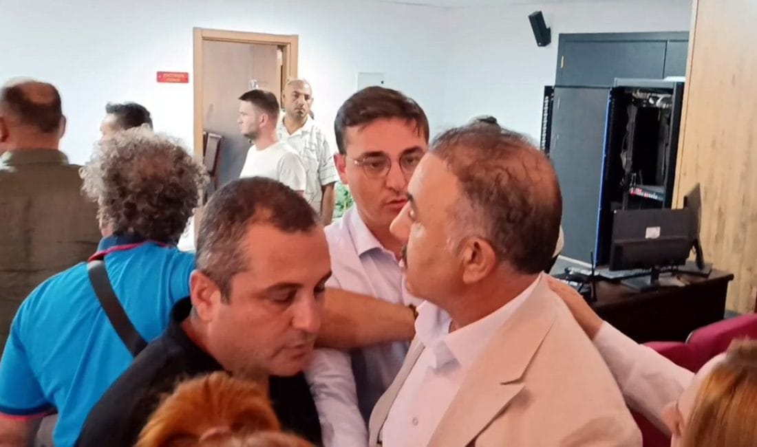 Edirne Belediye Meclisi Toplantısında Arbede: Meclis Üyeleri Birbirine Girdi Edirne Belediye Meclisi toplantısı sonrasında AK Partili meclis üyesi Celal
