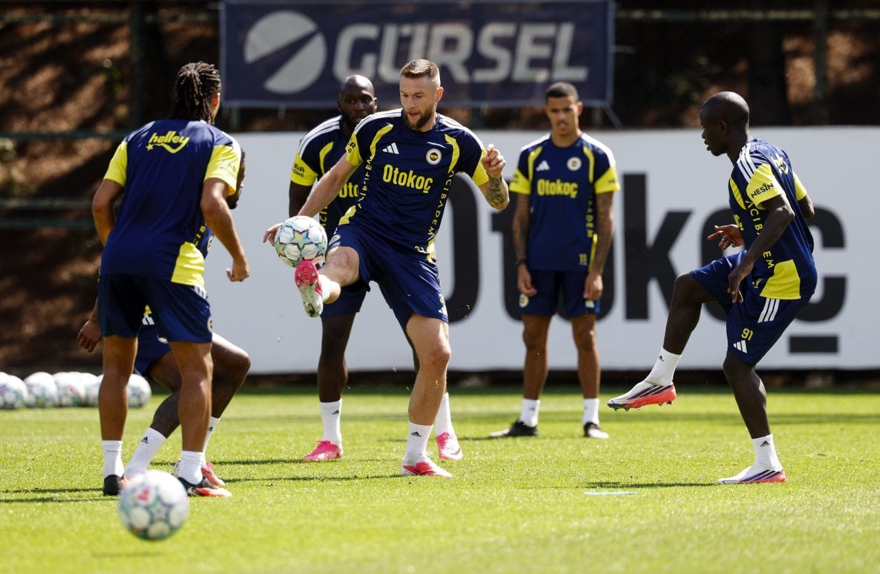 Fenerbahçe, 18 yıl sonra boy gösterdiği UEFA Şampiyonlar Ligi'nin ilk