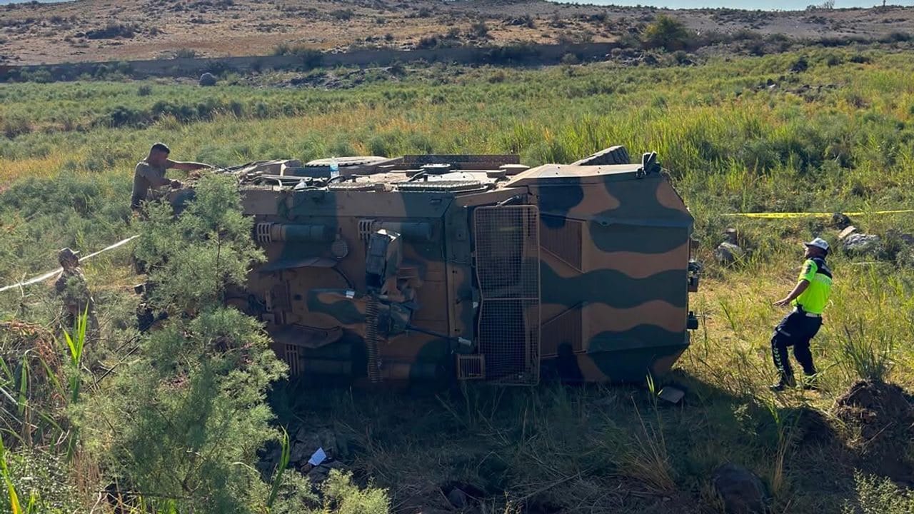 Iğdır'ın Aralık ilçesinde devriye görevi sırasında askeri aracın devrilmesi sonucu