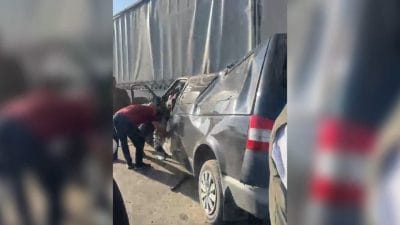 Şanlıurfa'da minibüsün TIR'a arkadan çarpması sonucu meydana gelen feci kazada