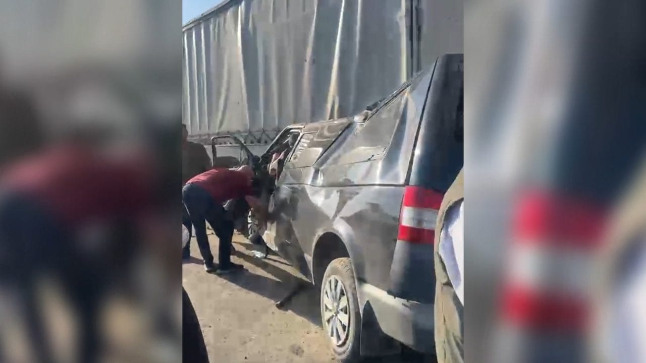Şanlıurfa'da minibüsün TIR'a arkadan çarpması sonucu meydana gelen feci kazada
