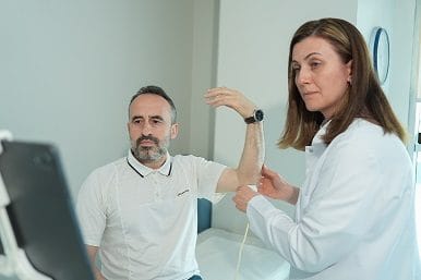Sol Kolunda Ağrı İle Başladı: Yerinden Çıkan Ulnar Sinir Ameliyatla Düzeltildi Kolundaki ağrıyı kireçlenme sanan 47 yaşındaki hastanın yapılan tetkiklerinde, dirsekteki