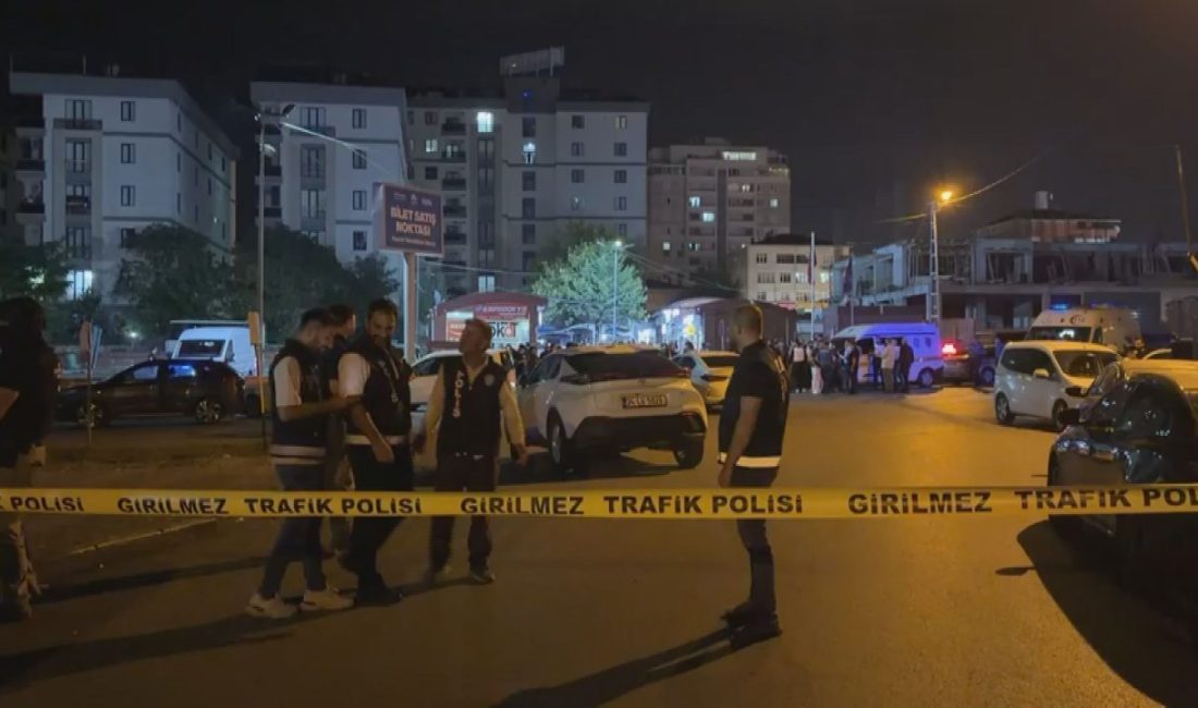 Sultanbeyli’de DEAŞ Operasyonu: Çatışmada Saldırgan Etkisiz Hale Getirildi Sultanbeyli'de terör saldırısı planlayan DEAŞ bağlantılı Berkan Ç., polis ekiplerine