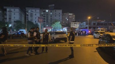 Sultanbeyli’de DEAŞ Operasyonu: Çatışmada Saldırgan Etkisiz Hale Getirildi Sultanbeyli'de terör saldırısı planlayan DEAŞ bağlantılı Berkan Ç., polis ekiplerine