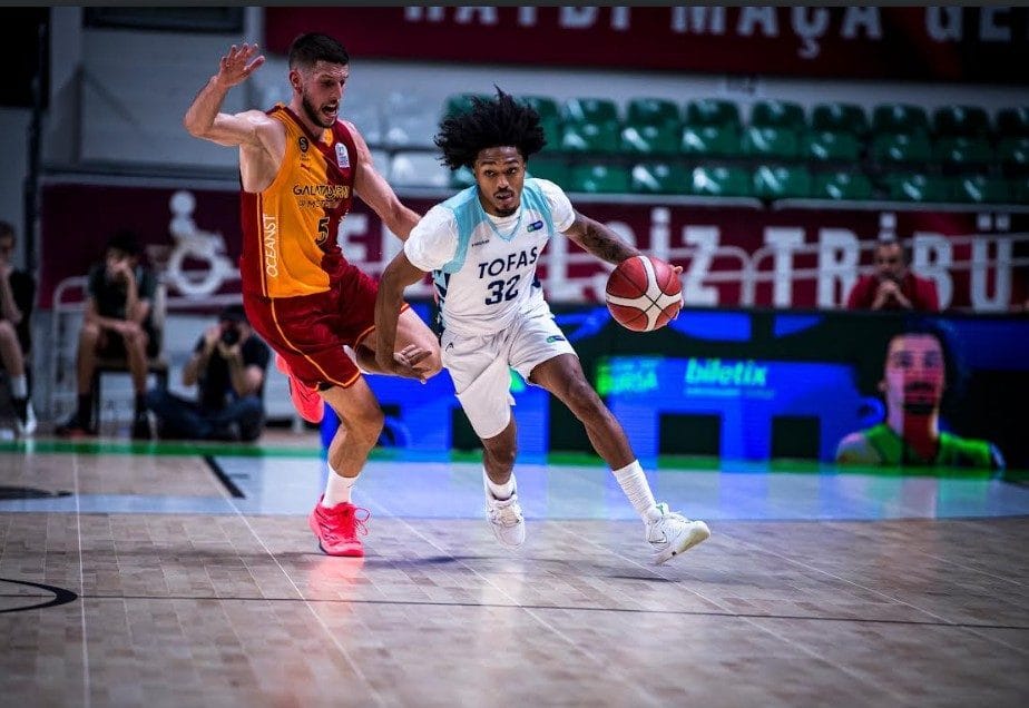 TOFAŞ Son Çeyrekte Açıldı: Galatasaray’ı 81-76 Mağlup Edip Turnuvayı Birinci Bitirdi Bursa'da düzenlenen Cevat Soydaş Basketbol Turnuvası finalinde müthiş bir geri