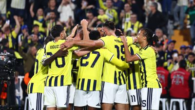 Fenerbahçe, UEFA Şampiyonlar Ligi'nin üçüncü haftasında Slavia Prag karşısında 2-0