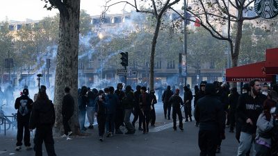 Fransa'da 550 bin kişinin katıldığı protestoların ardından binlerce gözaltı gerçekleşti;