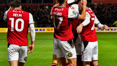 Arsenal’e 4’üncü lig ekibinden kupa sürprizi: Fleetwood Town penaltılarla tarih yazdı Fleetwood Town, Arsenal’i seri penaltı atışlarında 5-3 mağlup ederek tarihinde