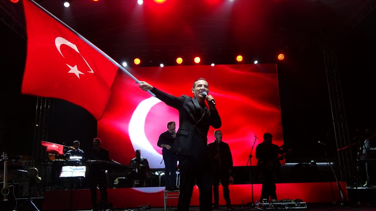 Bursa'da Ferhat Göçer ile Cumhuriyet Coşkusu
