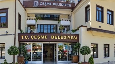Çeşme Belediyesi’ne yönelik soruşturmada 8 kişi gözaltına alınırken, belediyeye ait
