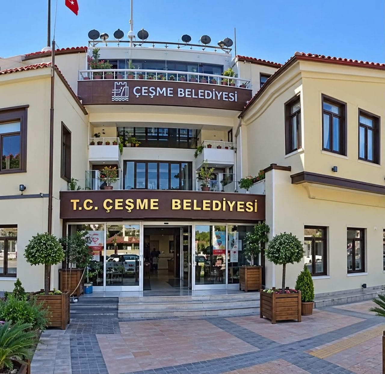 Çeşme Belediyesi’ne yönelik soruşturmada 8 kişi gözaltına alınırken, belediyeye ait