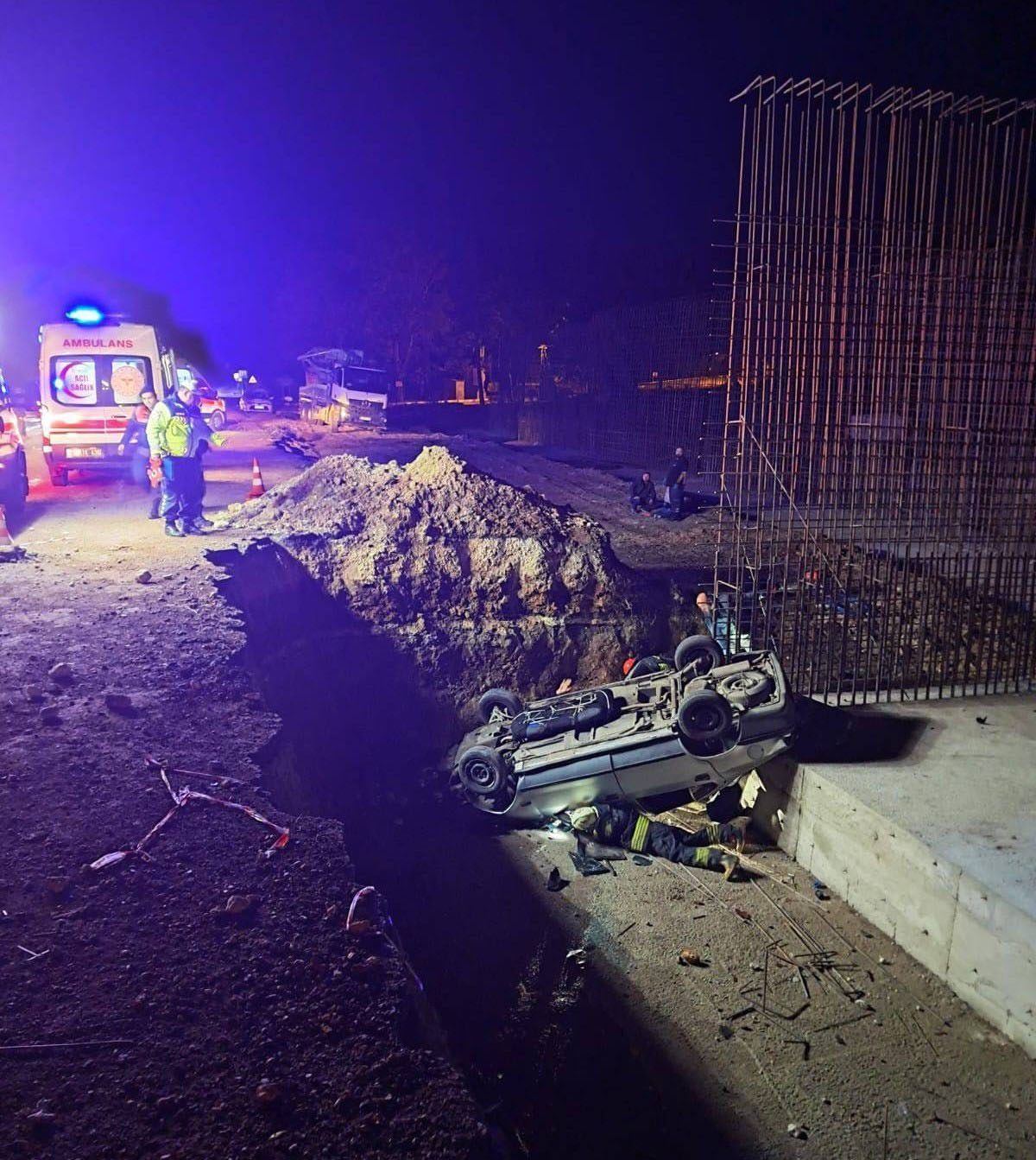 Seyitgazi’de yol çalışması için açılan çukura düşerek ters dönen otomobilde