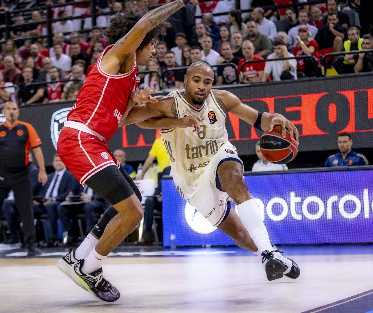 Fenerbahçe Tarfin, ilk çeyreğini 12 sayı geride tamamladığı Olympiakos deplasmanında