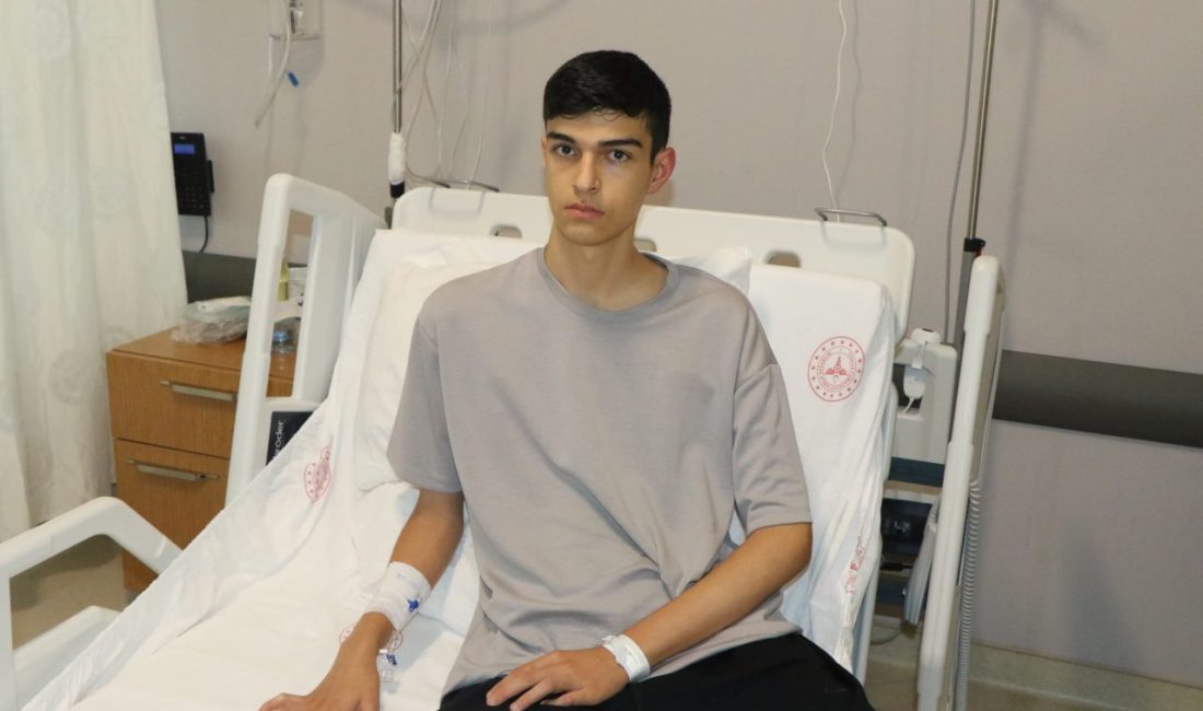 Göğüs ağrısıyla başvurdu, iki metal bar yerleştirildi: Samsun Şehir Hastanesi’nde ilk uygulama Göğüs ağrısıyla hastaneye başvuran 17 yaşındaki Selçuk Avcı’nın göğüs kafesindeki