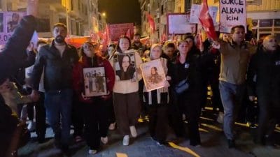 18 yaşındaki Gökçe Alkan için Karacabey’de düzenlenen yürüyüşte annesi Zeynep