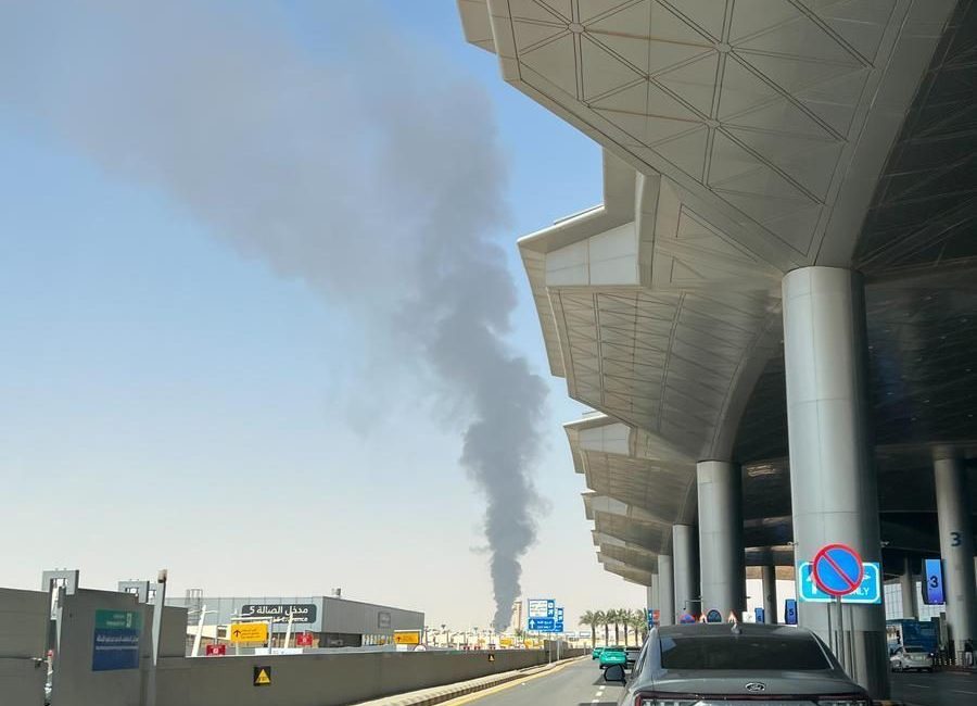 Husiler, Riyad’daki havalimanını ve petrol boru hattını hedef aldıklarını açıkladı Husilerin askerî sözcüsü Yahya Seri, Riyad’daki havalimanını balistik füzeyle, petrol