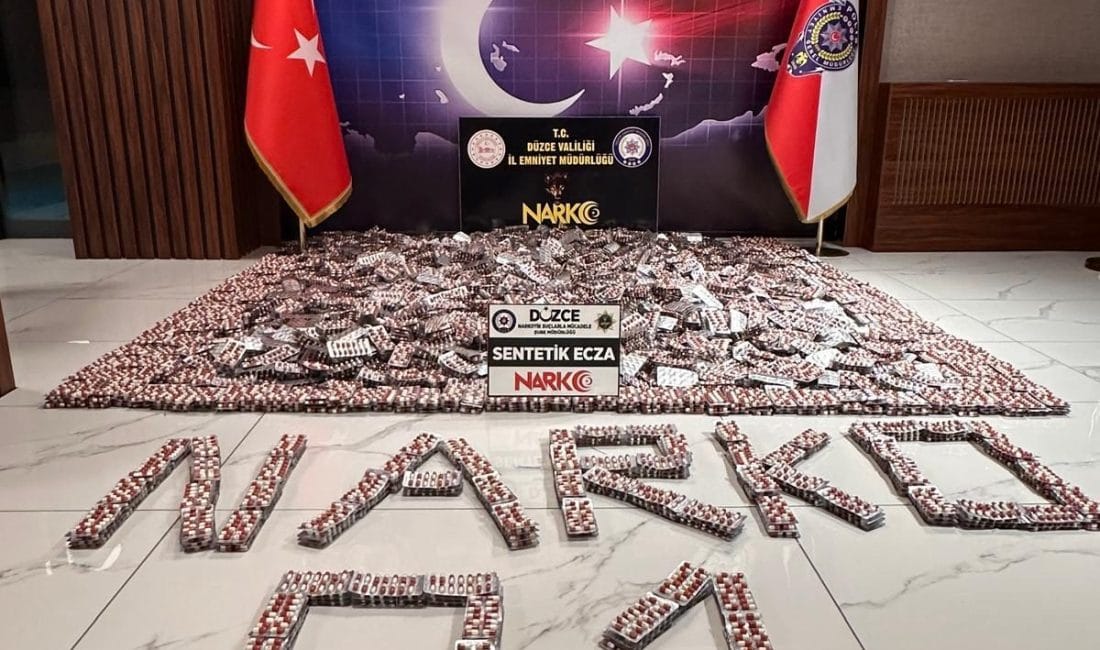 İki yolcu otobüsünde 22 milyon TL’lik uyuşturucu ele geçirildi Düzce’de iki yolcu otobüsüne düzenlenen operasyonlarda 43 peçeteye emdirilmiş sentetik