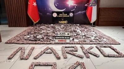Düzce’de iki yolcu otobüsüne düzenlenen operasyonlarda 43 peçeteye emdirilmiş sentetik