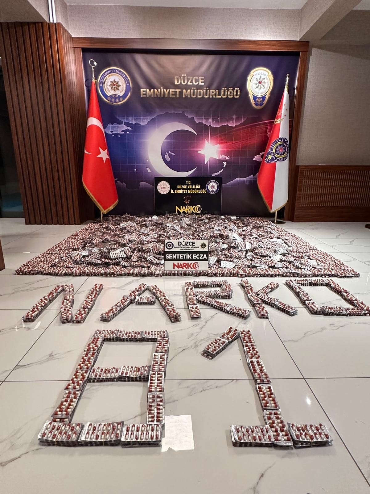 Düzce’de iki yolcu otobüsüne düzenlenen operasyonlarda 43 peçeteye emdirilmiş sentetik