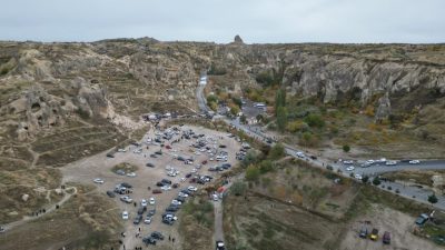 Göreme Açık Hava Müzesi’nin giriş kapısı yakınında peribacasından kopan kayalar