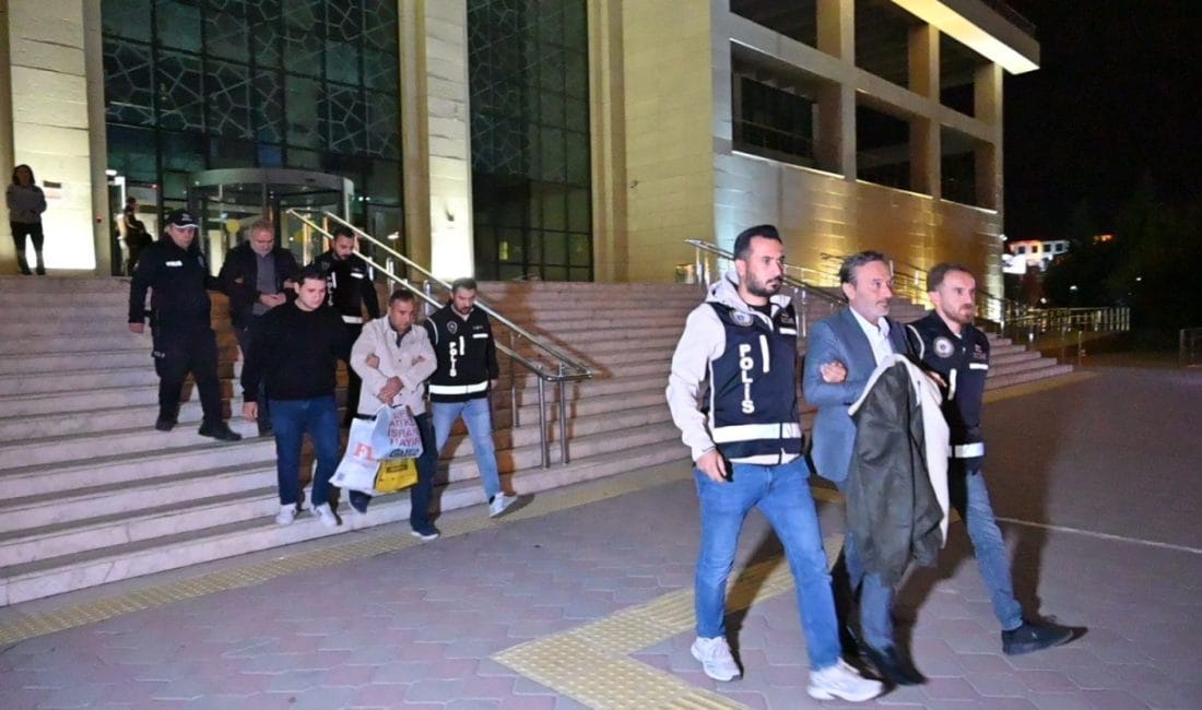 Kırıkkale Belediyesi’ndeki rüşvet soruşturmasında 3 çalışan tutuklandı Kırıkkale Belediyesi’ndeki rüşvet soruşturmasında 3 çalışan tutuklanırken, incelenen hesaplarda 381