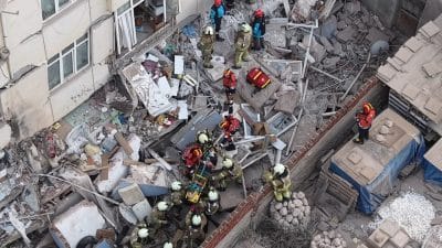 Maltepe’de 7 katlı binanın alt üç katının çökmesinin ardından ekipler