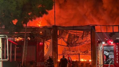 Manisa Organize Sanayi Bölgesi’ndeki akü fabrikasında çıkan yangına çok sayıda