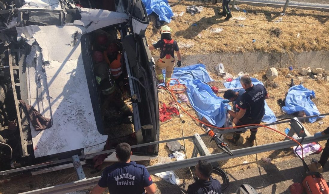 Manisa’da tur otobüsü faciası: 11 kişi hayatını kaybetti Manisa’nın Akhisar ilçesinde tur otobüsü ile çekicinin karıştığı kazada 11