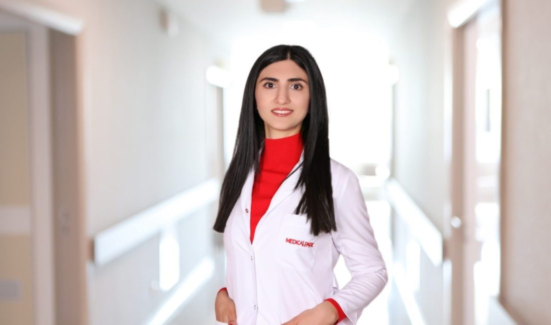 Menopozun ilk beş yılında kemik kaybının hızlanabileceğine dikkat çeken Op.