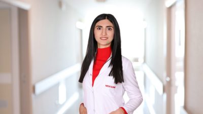 Menopozun ilk beş yılında kemik kaybının hızlanabileceğine dikkat çeken Op.
