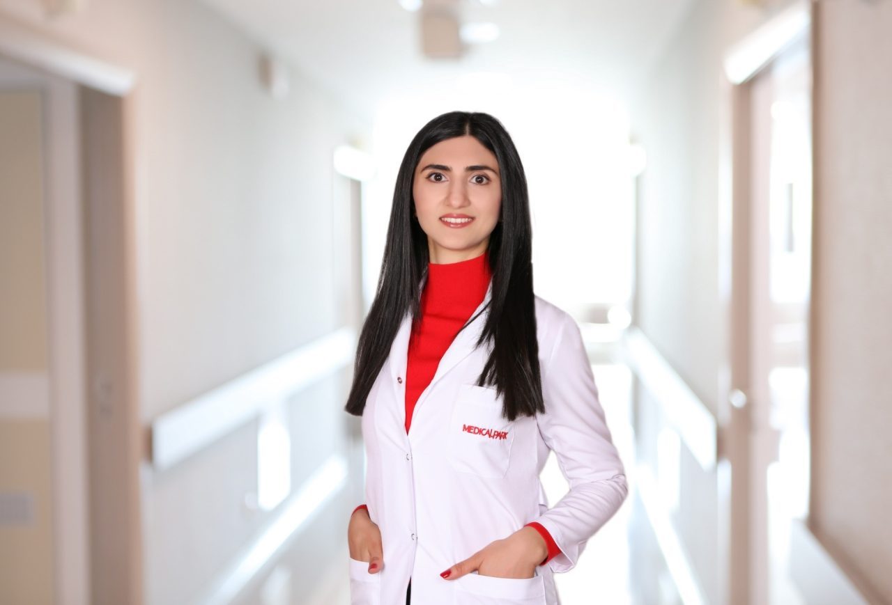 Menopozun ilk beş yılında kemik kaybının hızlanabileceğine dikkat çeken Op.